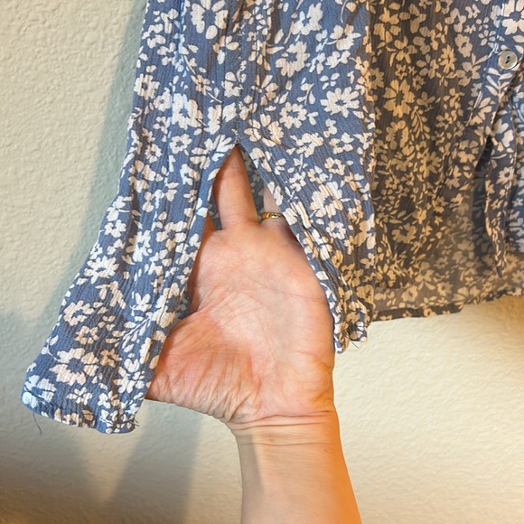 Ninety clothing co sleeveless floral button-up tunic in cornflower blue - Picture 4 of 7